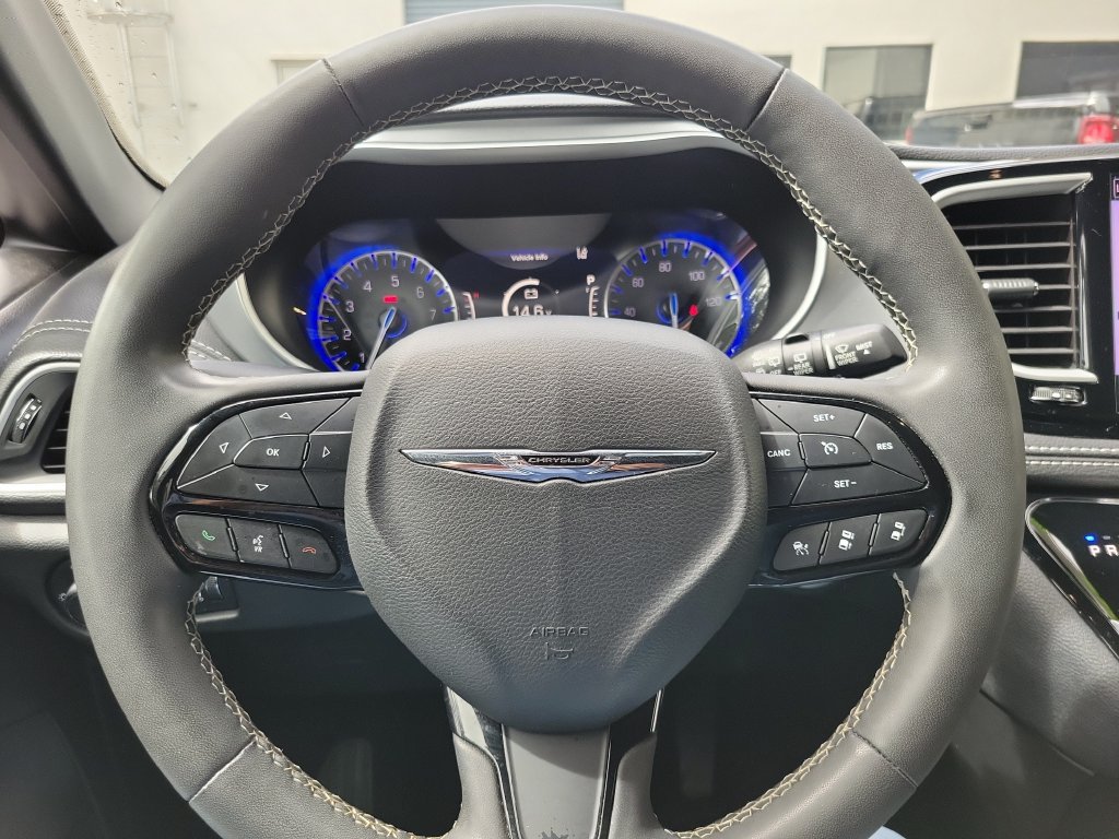 Used 2024 Chrysler Pacifica Touring FWD image 21