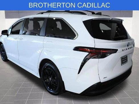 Used 2024 Toyota Sienna LE AWD/4WD image 3