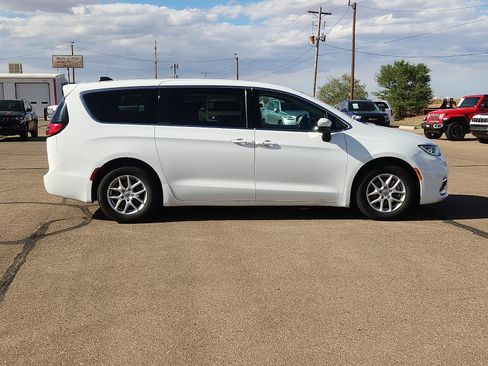 Used 2023 Chrysler Pacifica Touring-L FWD image 5