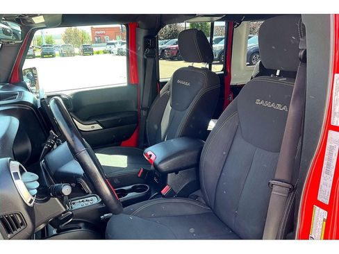Used 2017 Jeep Wrangler Unlimited Sahara w/ Dual Top Group AWD/4WD image 27