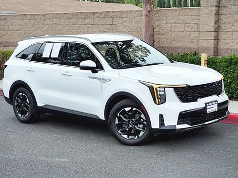 Used 2024 Kia Sorento S image 3
