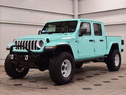 Used 2025 Jeep Gladiator Sport image 3