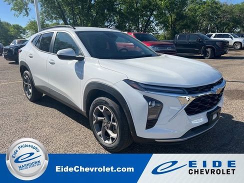 Used 2024 Chevrolet Trax LT w/ LT Convenience Package FWD image 1