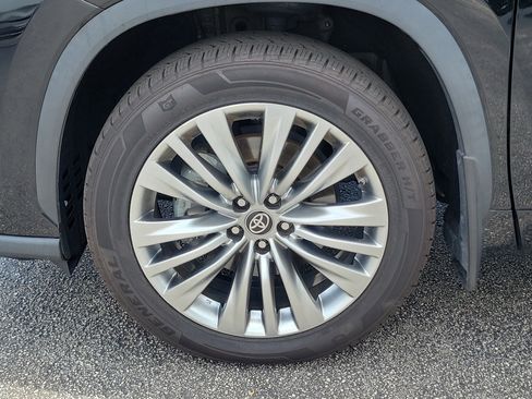 Certified 2024 Toyota Highlander Platinum FWD image 7