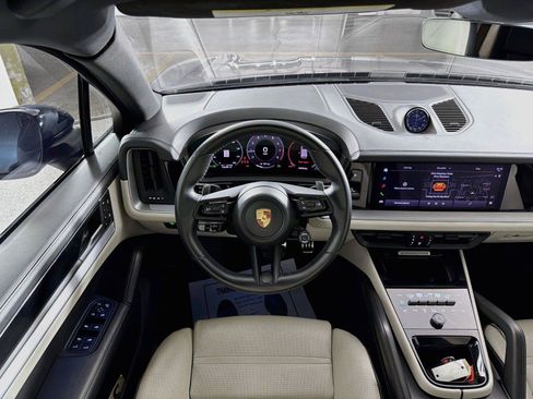 Certified 2024 Porsche Cayenne S AWD/4WD image 18