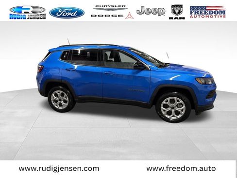 Used 2025 Jeep Compass Latitude image 2