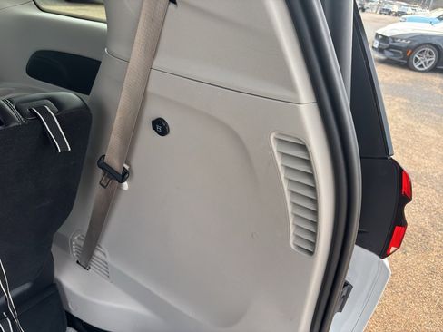 Used 2024 Chrysler Pacifica Touring-L image 14