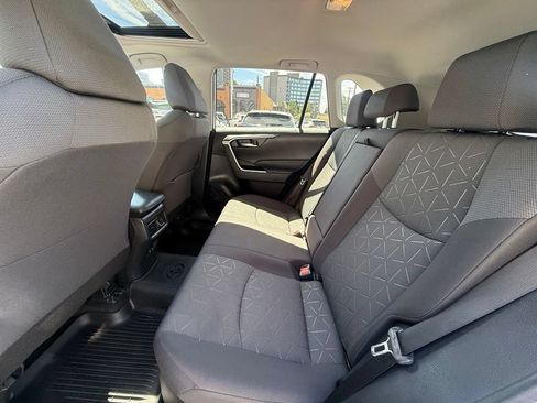 Used 2021 Toyota RAV4 XLE w/ Convenience Package AWD/4WD image 18