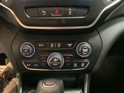 Used 2021 Jeep Cherokee Latitude Lux w/ Comfort/Convenience Group AWD/4WD image 39