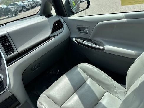 Used 2017 Toyota Sienna XLE Premium AWD/4WD image 26