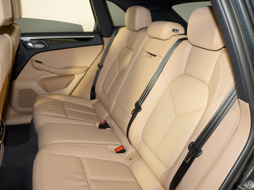 Certified 2023 Porsche Macan AWD/4WD image 36