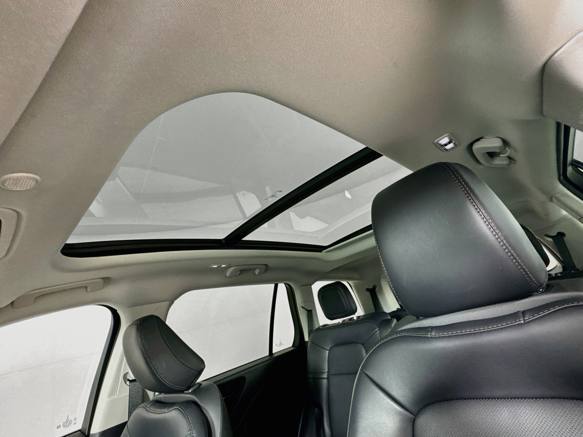 Used 2025 Lincoln Aviator AWD w/ Jet Appearance Package image 23