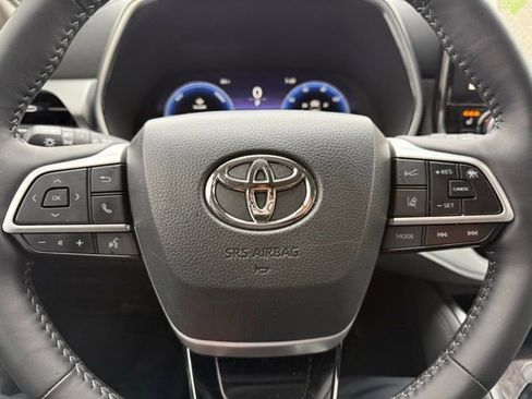 Used 2025 Toyota Highlander Platinum AWD/4WD image 16