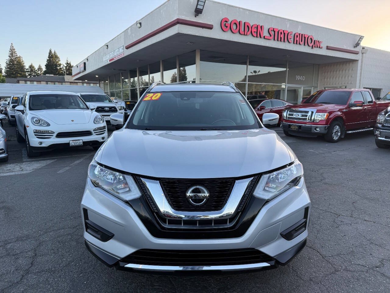 Used 2020 Nissan Rogue SV w/ Premium Package FWD image 3