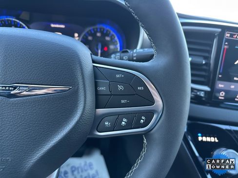 Used 2025 Chrysler Pacifica Select image 66