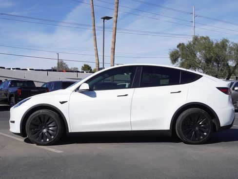 Used 2022 Tesla Model Y Long Range image 2