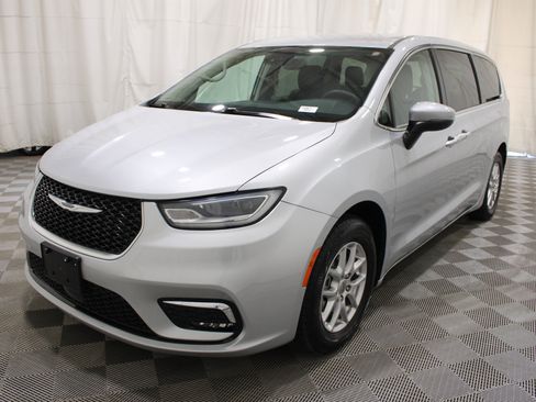 Used 2023 Chrysler Pacifica Touring-L FWD image 35