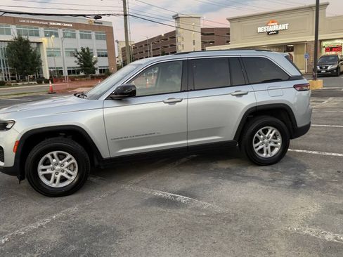 Used 2023 Jeep Grand Cherokee Laredo AWD/4WD image 7