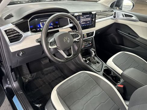Used 2025 Volkswagen Taos SE w/ Panoramic Sunroof Package FWD image 13