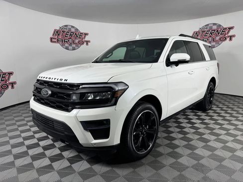 Used 2024 Ford Expedition Limited AWD/4WD image 3