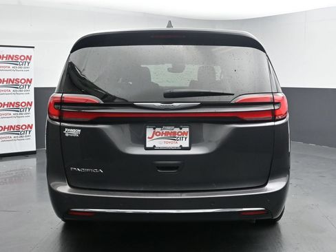 Used 2023 Chrysler Pacifica Touring-L FWD image 8