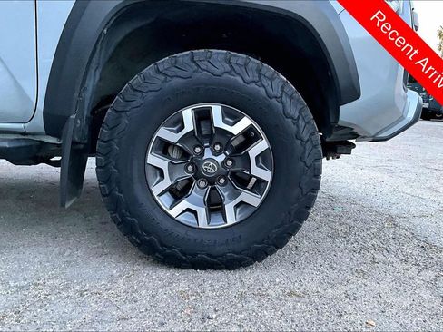 Used 2019 Toyota Tacoma TRD Off-Road w/ Technology Package AWD/4WD image 6
