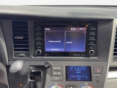 Used 2020 Toyota Sienna LE FWD image 32