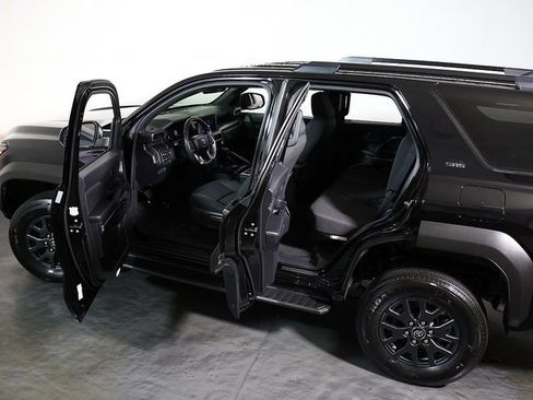 Used 2025 Toyota 4Runner SR5 AWD/4WD image 5