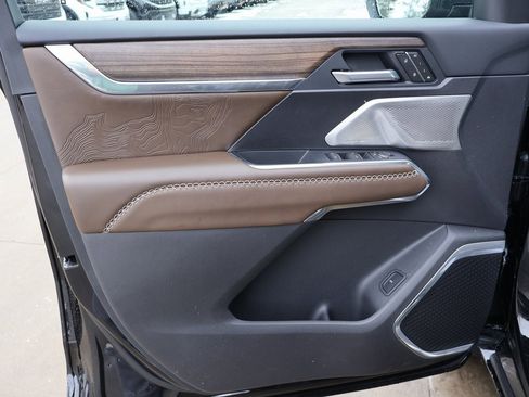 New 2026 GMC Acadia Denali Ultimate w/ LPO, Floor Liner Package image 11