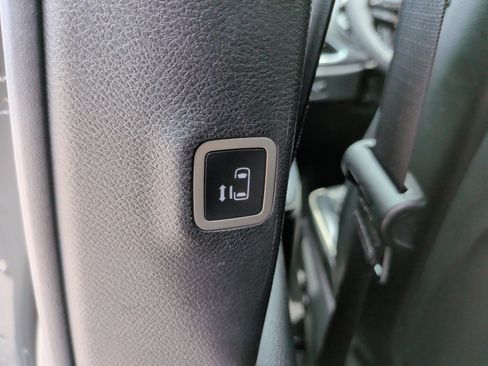 Used 2022 Chrysler Pacifica Limited w/ Uconnect Theater Family Group FWD image 41