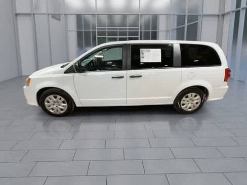 Used 2019 Dodge Grand Caravan SE w/ UConnect Hands-Free Group image 5