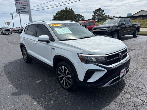 Used 2023 Volkswagen Taos SE image 1