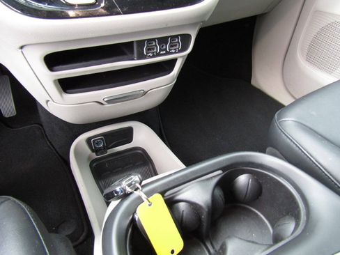 Used 2024 Chrysler Pacifica Touring-L FWD image 20