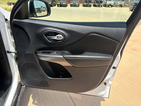 Used 2020 Jeep Cherokee Limited FWD image 15