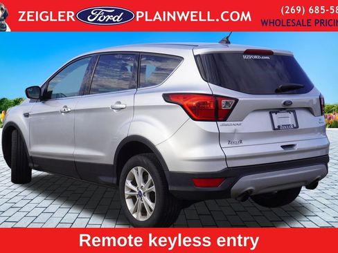 Used 2019 Ford Escape SE image 3