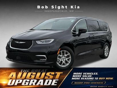 Used 2025 Chrysler Pacifica Select
