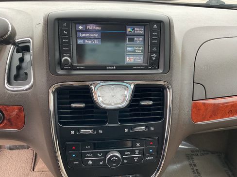 Used 2016 Chrysler Town & Country Touring w/ Driver Convenience Group image 21