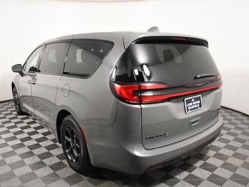 Used 2022 Chrysler Pacifica Limited w/ Uconnect Theater Family Group FWD image 4