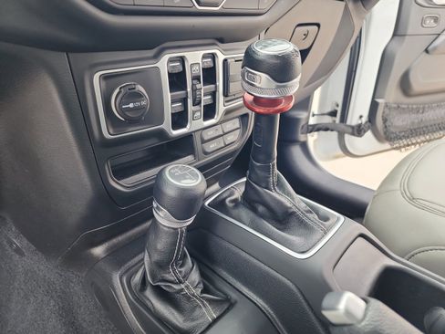 Used 2018 Jeep Wrangler Unlimited Sahara w/ LED Lighting Group AWD/4WD image 29