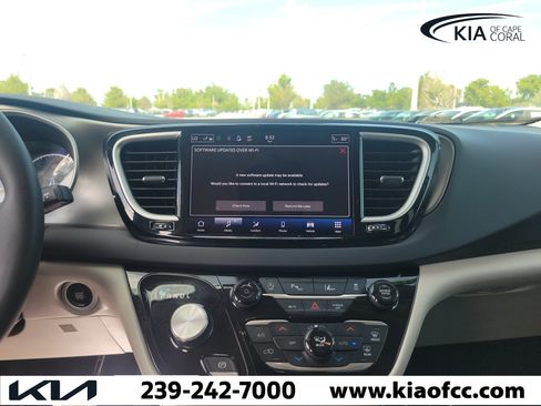 Used 2024 Chrysler Pacifica Touring-L FWD image 19