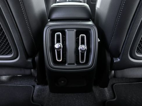 Used 2025 Volvo XC40 B5 Plus image 21