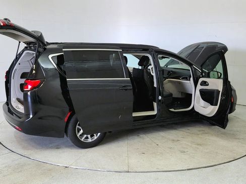 Used 2022 Chrysler Pacifica Touring-L image 12