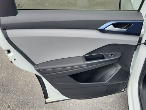 Used 2024 Volkswagen Taos SE image 9