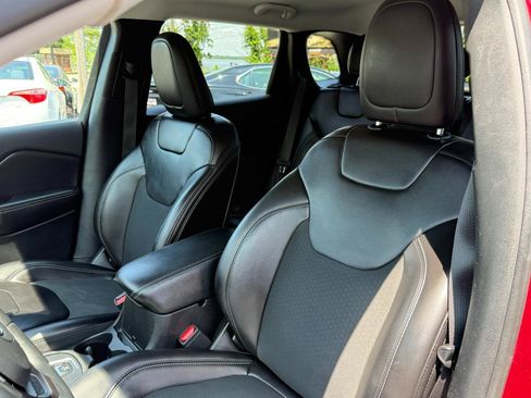 Used 2019 Jeep Cherokee Latitude Plus w/ Comfort/Convenience Group AWD/4WD image 13