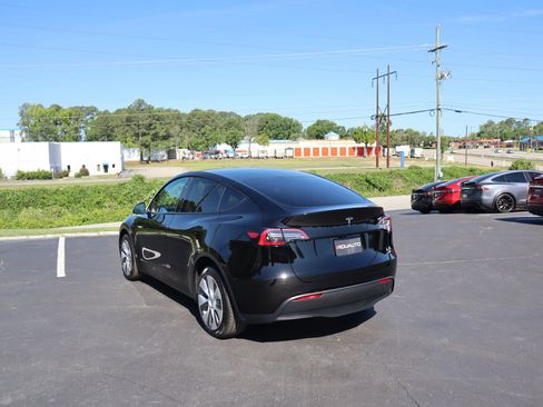 Used 2024 Tesla Model Y Long Range AWD/4WD image 9