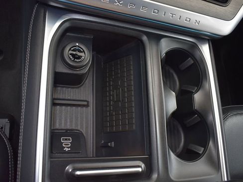 Certified 2025 Ford Expedition Platinum AWD/4WD image 15