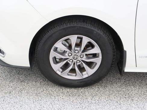Used 2021 Toyota Sienna XLE FWD image 11