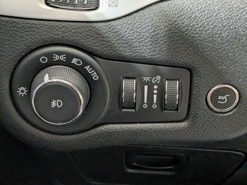 Used 2018 Jeep Cherokee Latitude Plus w/ Comfort/Convenience Group FWD image 26