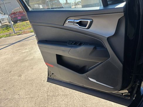 Used 2025 Kia Sportage LX image 18