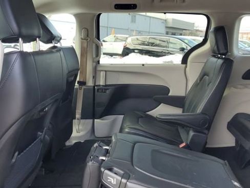 Certified 2024 Chrysler Pacifica Touring-L image 23